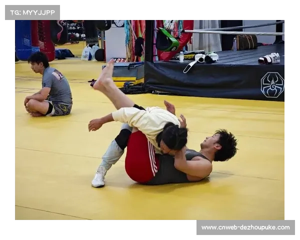 石铭亮相UFC西安粉丝见面会 示范综合格斗基本技巧